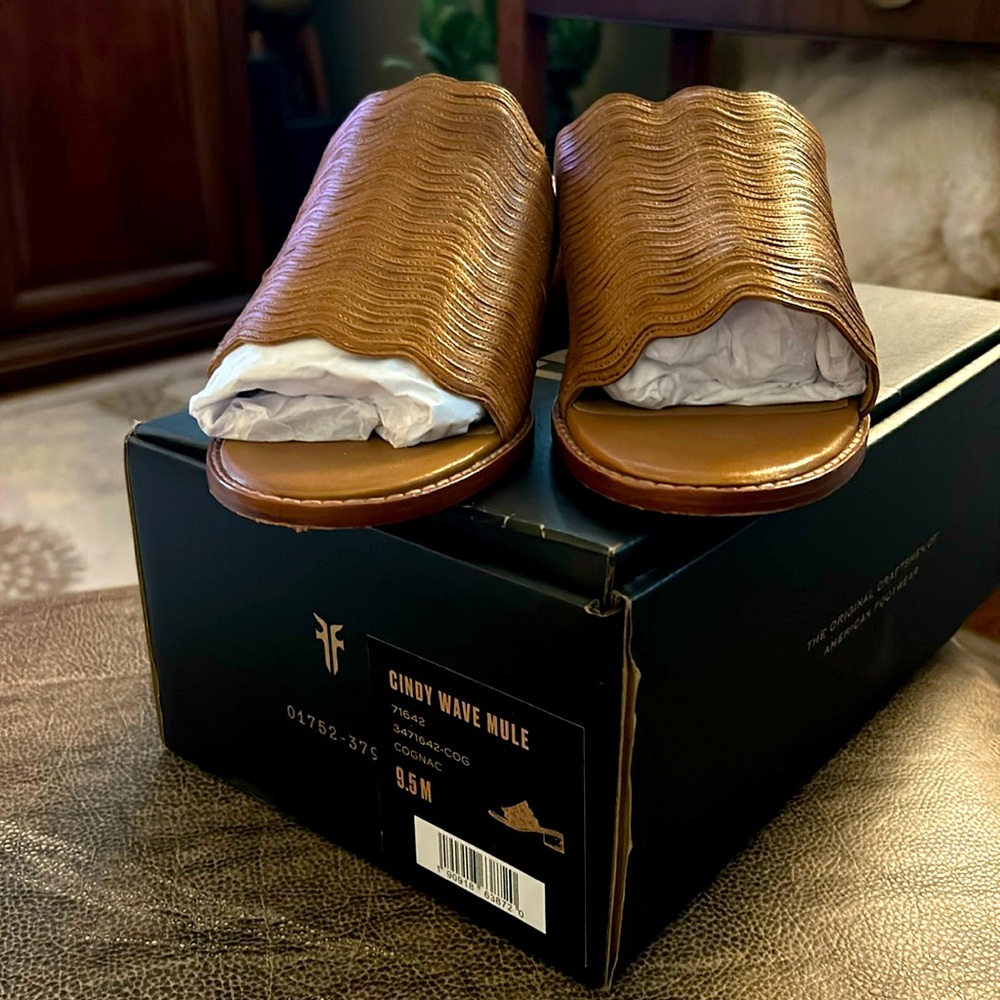 NEW in box Frye Cindy Wave Mule Sandal in Cognac size 9.5